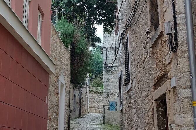 Pula 2 Hour Private Tour in English or Czech Language - The Sum Up