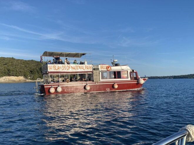 Pula: Harbor Cruise With Unlimited Drinks - Tour Description and Landmarks