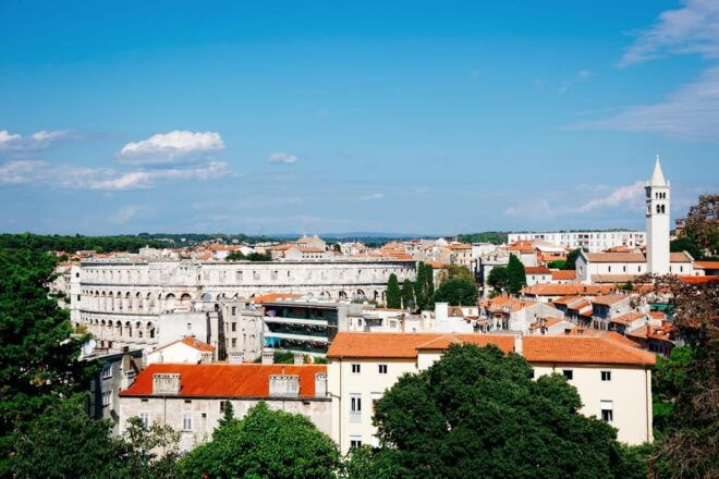 Pula's Winter Wonders: A Christmas Journey Through Time - Arch of the Sergii