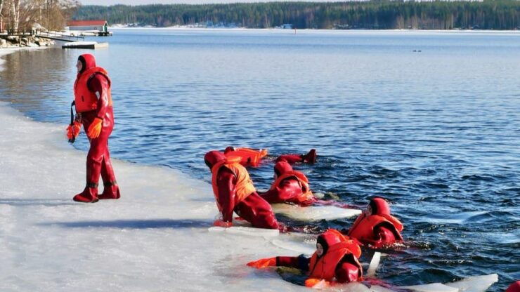 Puumala: Private Ice-Floating Experience at Lake Saimaa - Good To Know