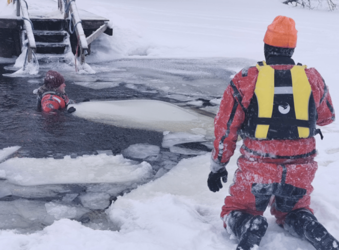 Pyhätsunturi: Ice Floating & Sauna Experience - Sauna Time