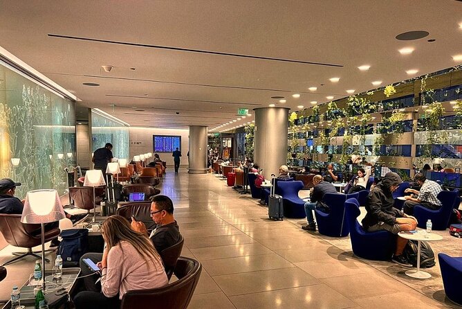 Qatar: Doha Hamad International Airport (DOH) Al Maha Lounge - Complaints About Inconsiderate Behavior