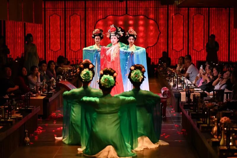 Qingdao Lanqi Banquet Fu - Immersive Imperial Feast Experience (A Fusion of Cuisine and Culture + Visual Delight + Chinese-Style Performance + Optional Costume & Makeup Experience) - A court-style setting in central Qingdao