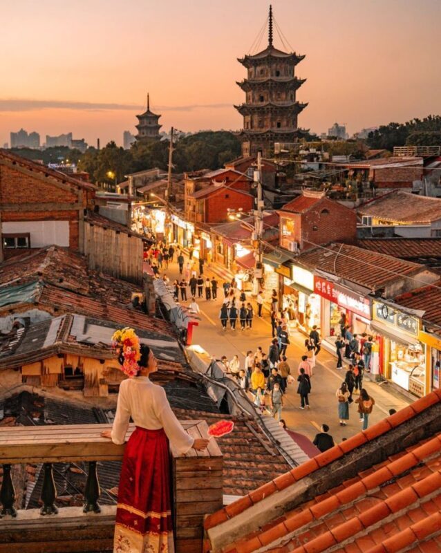 Quanzhou Kaiyuan Temple Full-Day Large Group Tour - The ride, lunch and guide service