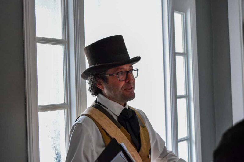 Quebec City : Guided Tour & Gin at the Quebec Garrison Club - Who this tour is best for