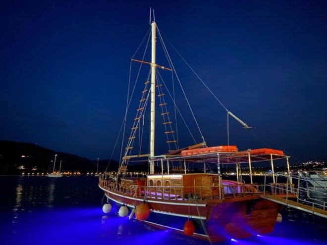 Queen Bee Sunset Cruise With Swim Stops and Dinner - Inclusions