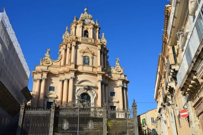 Ragusa: Sicilian Baroque Tour With Wine & Gourmet Food - Language Options