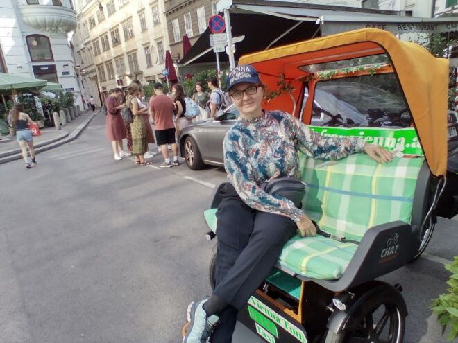 RAXI (Electric Rickshaw) Big 3 Hours Tour Vienna - Visit to the Hundertwasser House