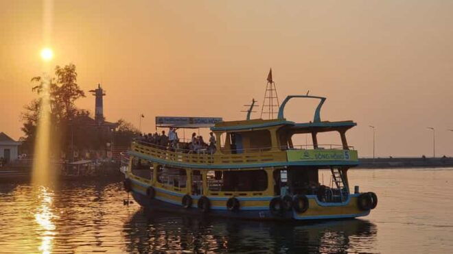 RedRiverTours - Enjoying Sunset & Night Squid Fishing - Included Amenities