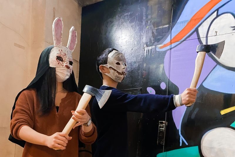 REEAST ROOM - Rage Room Experience (Tokyo, Nishi-Shinjuku) - Axe throwing is a different kind of session
