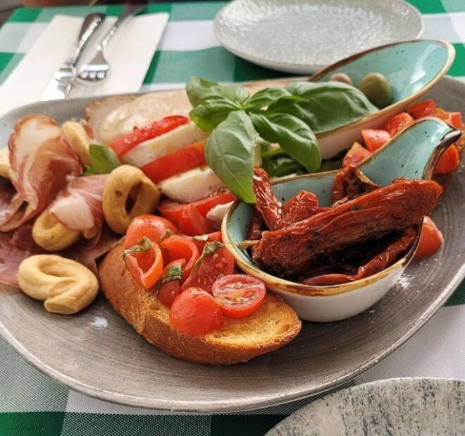 Regensburg: Private Tour With Italian Wines and Food Tasting - Additional Information