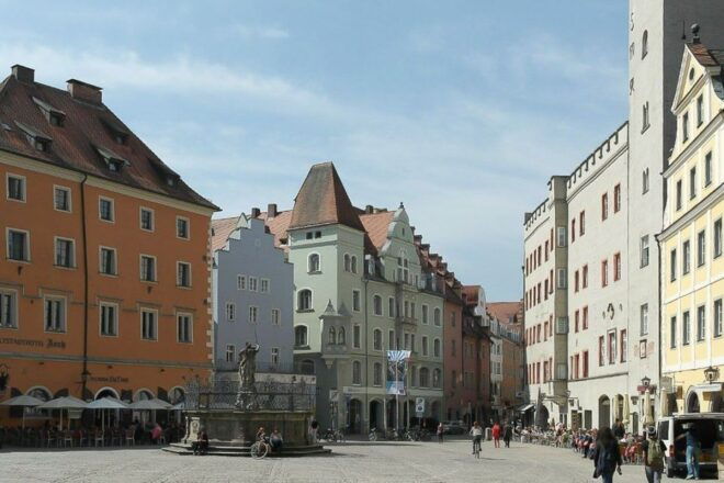Regensburg: Private Walking Tour With Professional Guide - Noteworthy Landmarks