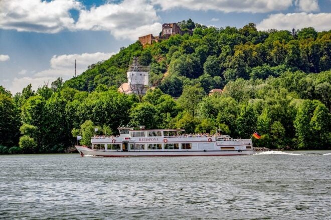 Regensburg: Sightseeing Boat Tour to Walhalla - Cruise Experience