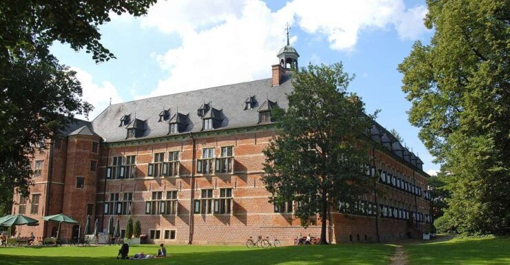 Reinbek Castle & Ahrensburg Palace Trip by Car From Hamburg - Travel From Hamburg to Reinbek Castle