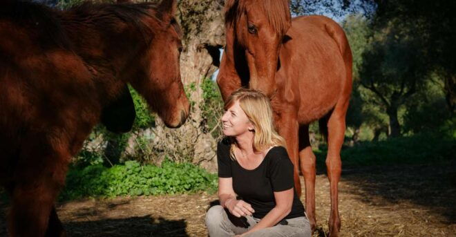 Relax & Mindfulness With Horses in Vejer De La Frontera - Language Options