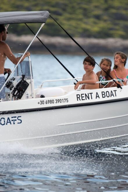RENT A 4,5M POLYESTERIC BOAT WITHOUT LICENSE - The Sum Up