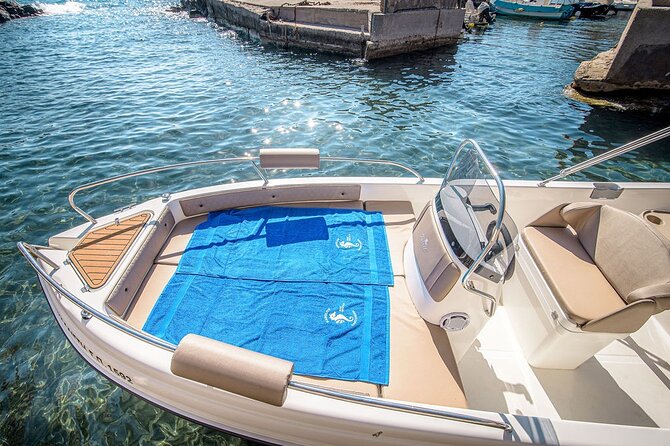 Rent a Boat in Santorini With Free License - Accessibility Considerations