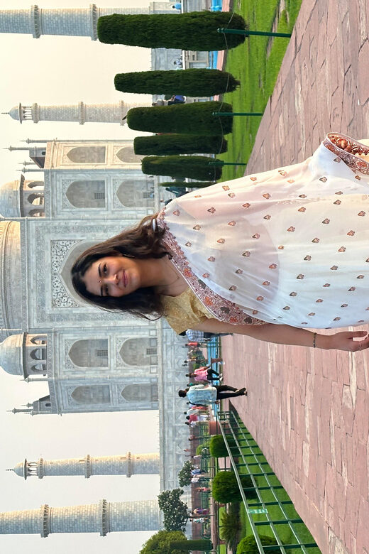 Rent a sari or kurta pajama for Taj Mahal visit & picture - Introduction