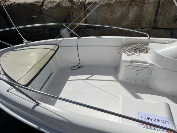 Renting a Boat Without a License - Safety and Regulations
