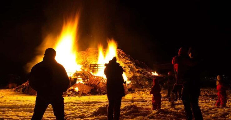 Reykjavik 3-Hour New Years Eve Bonfire Tour - Cultural Experience