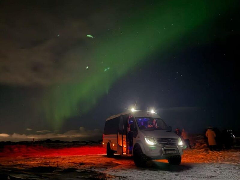 Reykjavík: 4x4 Minibus Northern Lights with Photo and Cocoa - Analyzing the Value