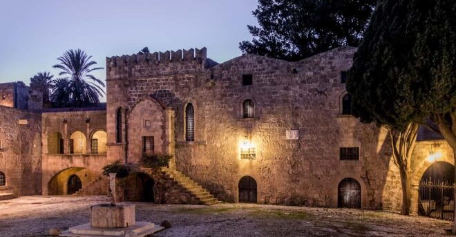 Rhodes: First Discovery Walk and Reading Walking Tour - Tour Features