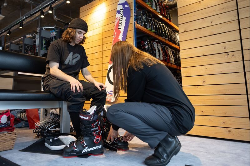 Rhythm Japan Furano Ski/Snowboard Gear & Wear Rental - Switching between skis and a snowboard