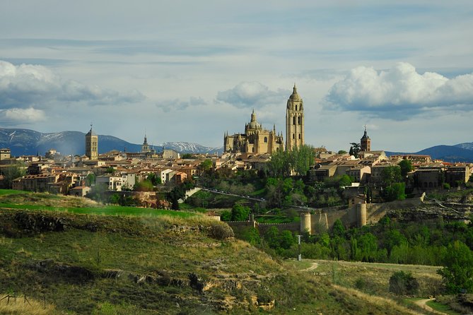 Ribera Del Duero Wineries Guided Tour & Wine Tasting From Madrid - Meeting and Pickup