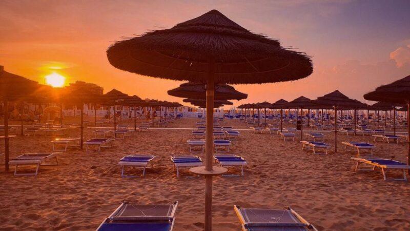 Rimini: Beach umbrella, drink and Jacuzzi at 26 TikiBeach - Overview of the Experience