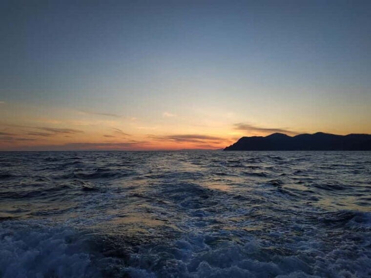 Riomaggiore: Cinque Terre Sunset Tour with Wine & Focaccia - Who Should Consider This Experience