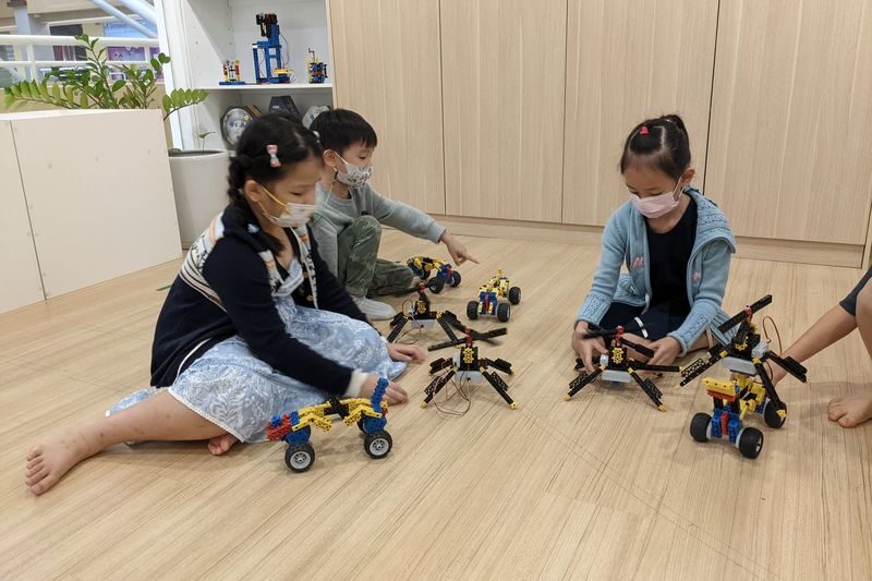 Robotics Introductory Workshop in Klang Valley and Kuching - How much help do young children get?