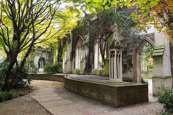 Roman Ruins to Blitz Bombings: A Walking Tour of Londons Fiery History - Haunted History: Anne Boleyns Ghost