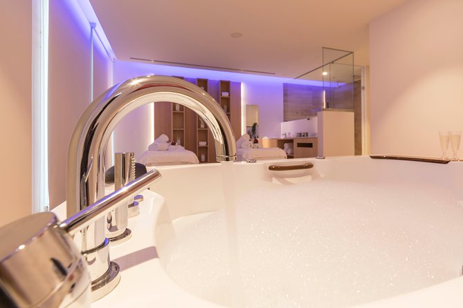 Romantic Couple Massage SPA Entry and Private Jacuzzi With Cava - What to Expect