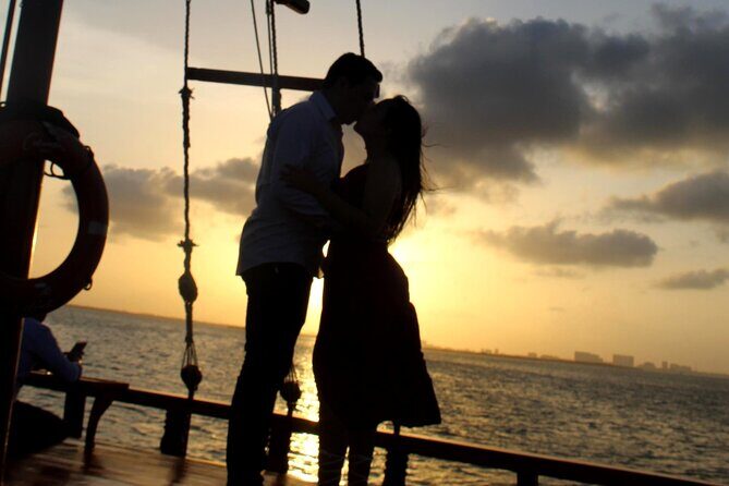 Romantic Dinner Touring the Nichupté Lagoon in Galeón - Who Is This Tour Perfect For?