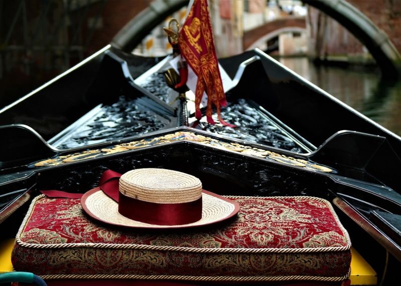 Romantic Evening Gondola Ride on the Grand Canal - What the music does, and does not, promise