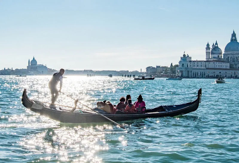 Romantic Evening Gondola Ride on the Grand Canal - Shared seating and the short ride