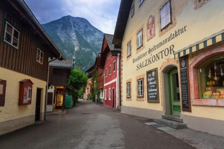 Romantic Scenic Walking Tour in Hallstatt - Itinerary Highlights