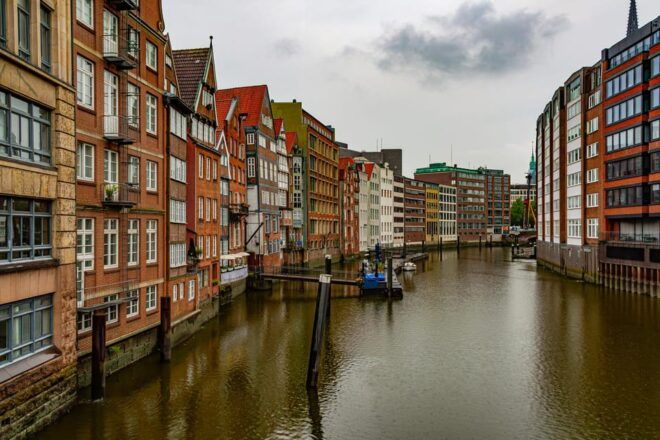 Romantic Strolls of Hamburg: A Couple's Historical Tour - Exploring Deichstraßes Charm