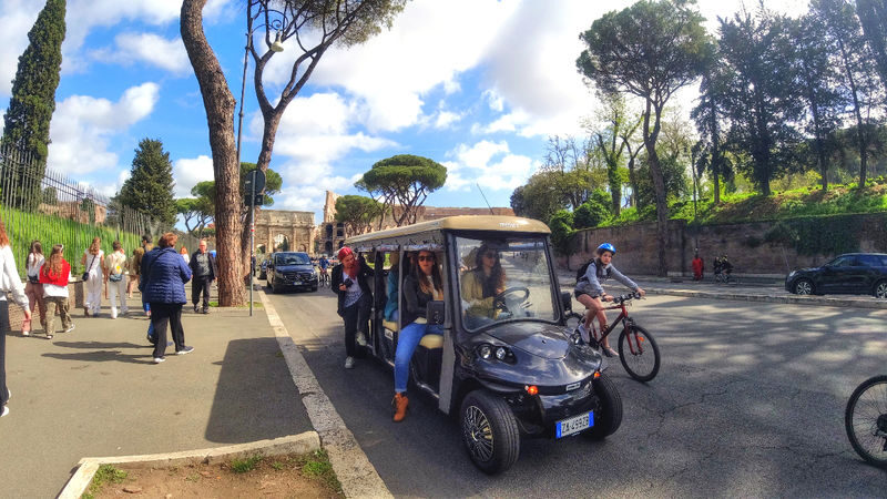 Rome City Highlights Half-Day Guided Tour - Trevi Fountain and the Pantheon, seen from the street