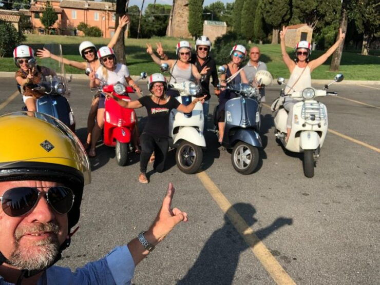 Rome: Colosseum and Pyramid of Cestius Vespa Tour in German - Tour Details