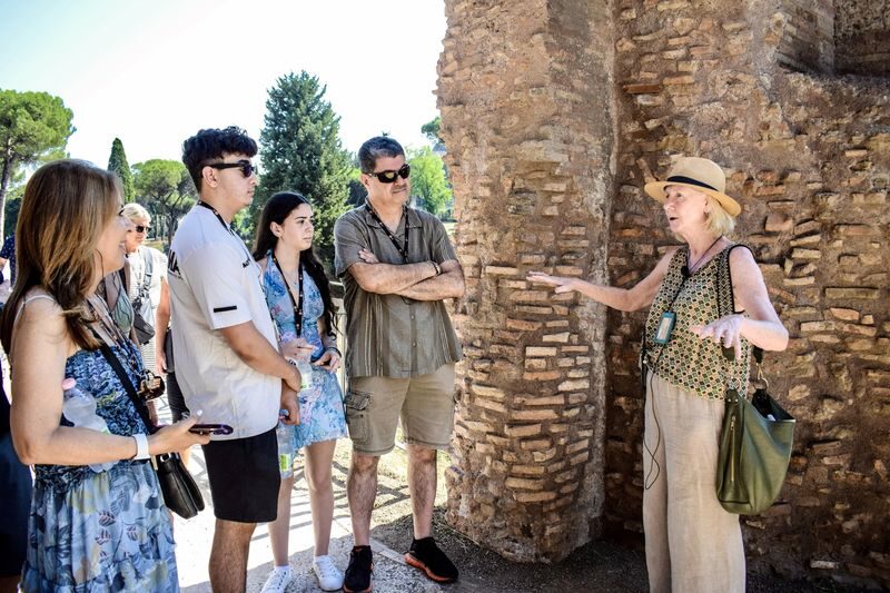 Rome: Colosseum, Palatine Hill and Roman Forum Guided Tour - Inside the Colosseum: the arena and its stories