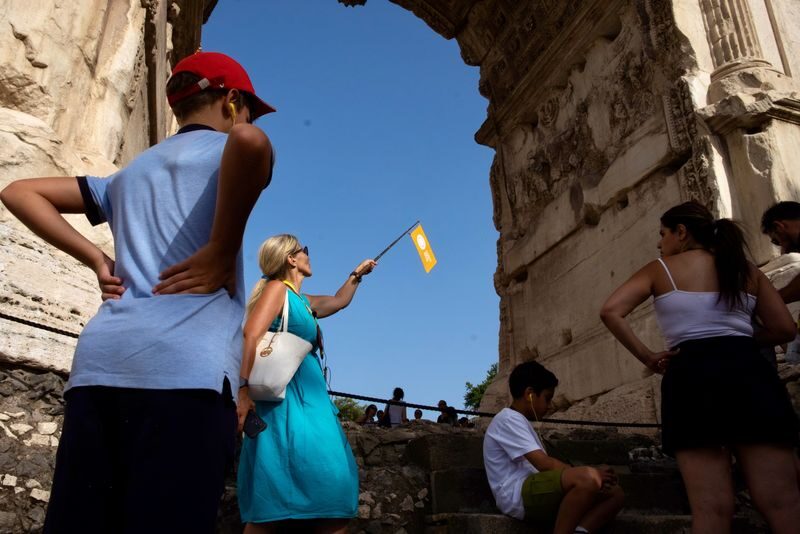Rome: Colosseum, Palatine Hill and Roman Forum Guided Tour - Palatine Hill: Rome’s legendary beginning