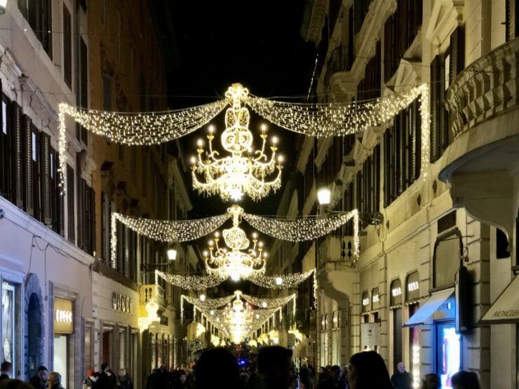 Rome Illuminated: A Christmas Landmarks Walking Tour - Group Size and Languages