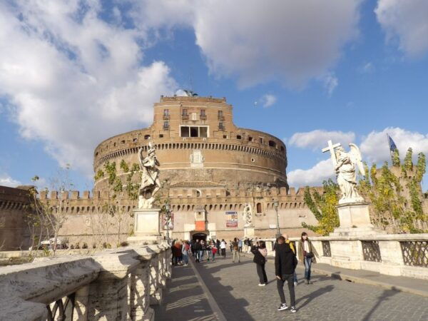 Rome: Main Squares and Fountains Guided Walking Tour - Essential Items to Bring
