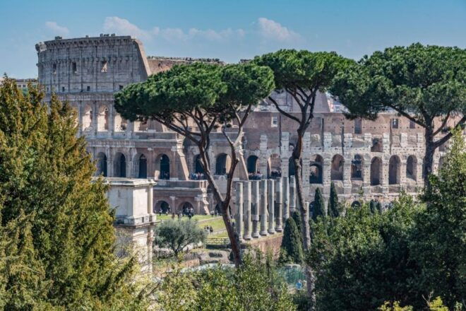 Rome: Roman Piazzas With Colosseum and Roman Forum Tour - Meeting Point