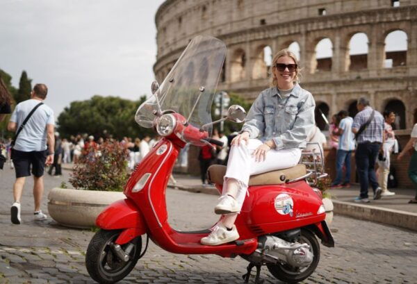 Rome: Vespa Sightseeing Tour With 15 Professional Pictures - Stops and Finish Point
