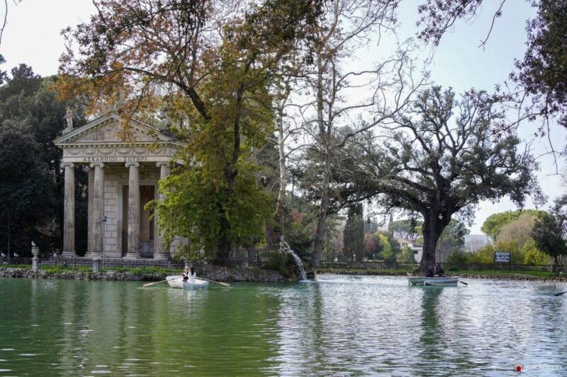 ROME: Villa Borghese Lake Tour by Boat Paddling Independently +Aperitivo - The Rowboat Adventure