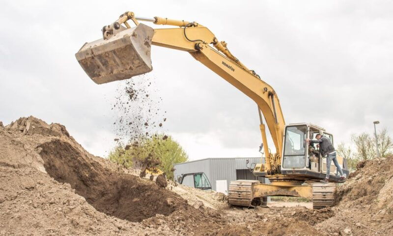 Rostock: 25t chain excavator digging at the Rostock excavator playground - Good To Know
