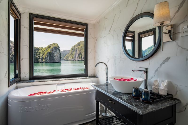 Rosy 3D2N Cruise: Ha Long Bay & Lan Ha Bay Tour - What the cabin, meals and service mean in practice