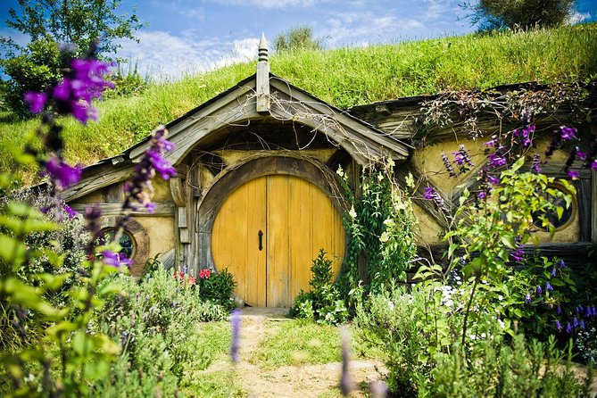 Rotorua to Auckland via Hobbiton Movie Set Tour - One Way - Pickup and Drop-off